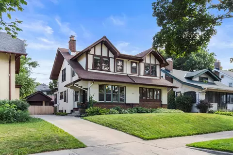 4827 W Woodlawn, Milwaukee, WI 53208