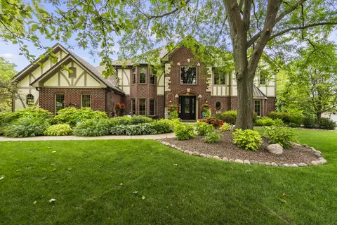 w303n3268 Timber Hl, Delafield, WI 53072