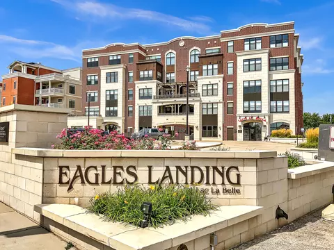 128 W Wisconsin #304, Oconomowoc, WI 53066