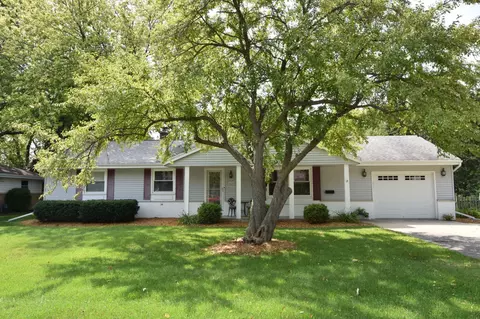 n86w15741 Riverside Blf, Menomonee Falls, WI 53051