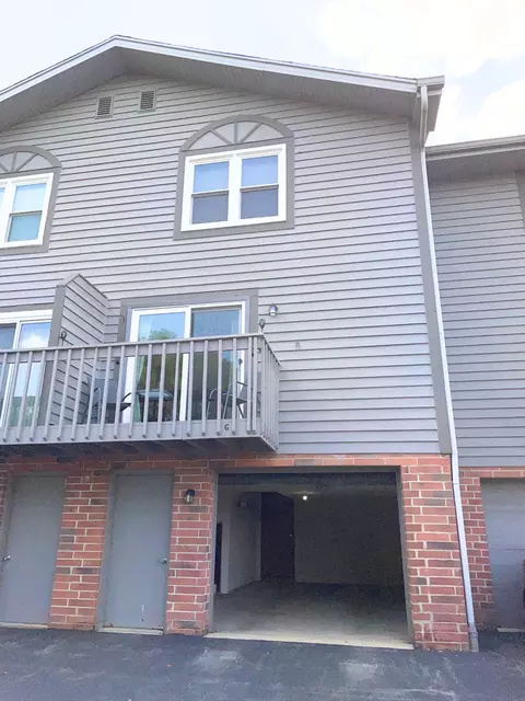 1821 Paramount #G, Waukesha, WI 53186