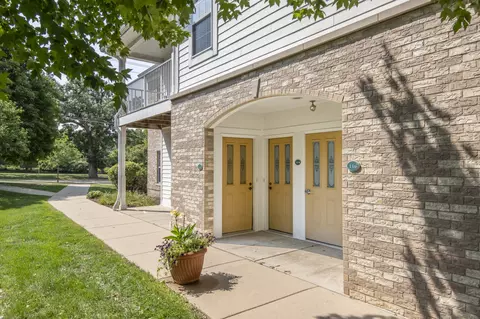 2712 Northview #113, Waukesha, WI 53188