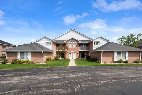 w241n2581 E Parkway Mdw #1, Pewaukee, WI 53072