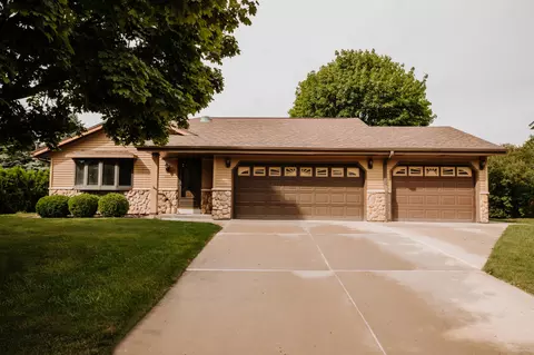 9988 S Hillview, Oak Creek, WI 53154