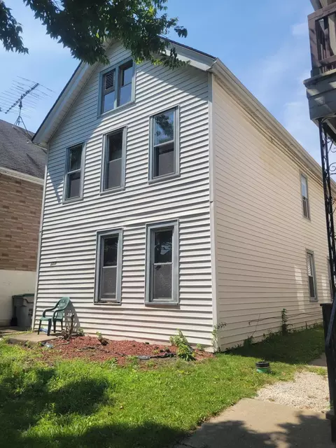 2211 S 11th, Milwaukee, WI 53215