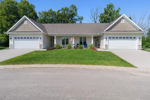 12 Briarknoll, Saukville, WI 53080