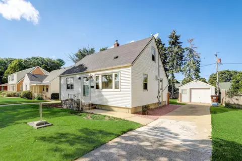 1904 E Tesch, Saint Francis, WI 53235
