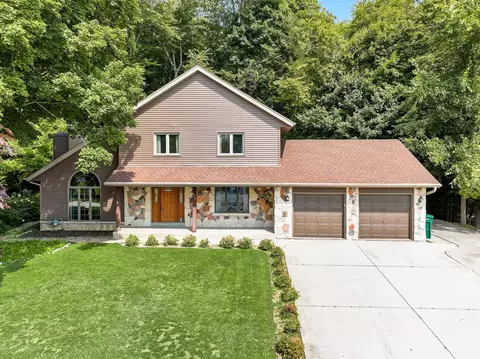 640 W Briarknoll, Saukville, WI 53080