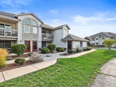 725 Quinlan #F, Pewaukee, WI 53072