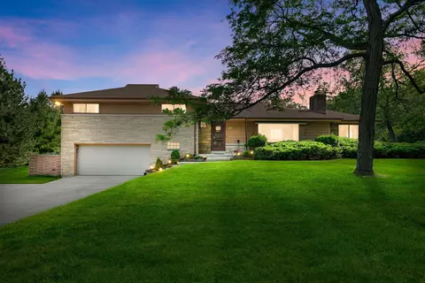 9276 N Sleepy Holw, Bayside, WI 53217