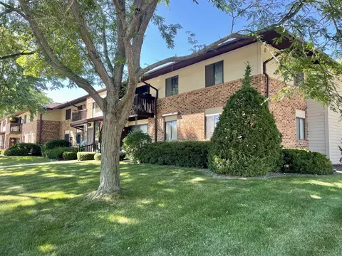 345 Park Hl #H, Pewaukee, WI 53072