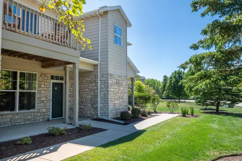 n17w26535 Meadowgrass #E, Pewaukee, WI 53072