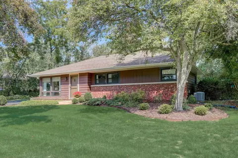 16560 La Vela Cir, Brookfield, WI 53005