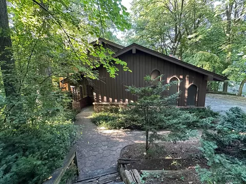 21460 W Oakcrest, New Berlin, WI 53146