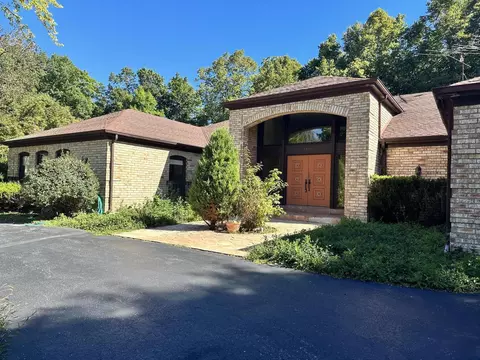 1860 W Woodbury, Glendale, WI 53209
