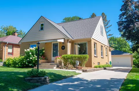 10323 W Park Rdg, Wauwatosa, WI 53222