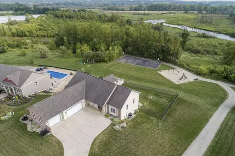 1603 Fox Riv, Mukwonago, WI 53149
