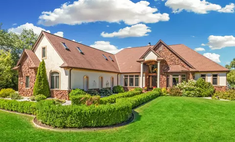 4042 Coopers Hawk, Hubertus, WI 53033