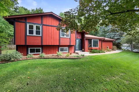 21510 W Greenhill, Waukesha, WI 53186