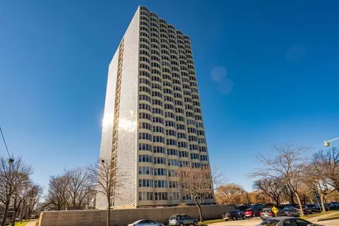 2525 S S Shr #19D, Milwaukee, WI 53207