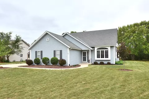 314 Sand Hl, Dousman, WI 53118
