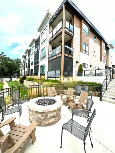 5604 Lake Edge #303, Mcfarland, WI 53558