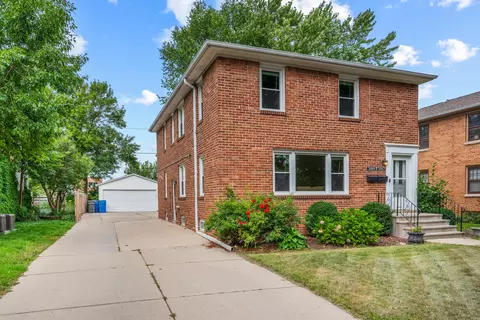 5067 N Bay Rdg #5069, Whitefish Bay, WI 53217