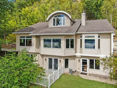 14902 River Blf, Ferryville, WI 54628