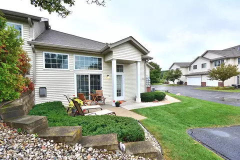 2422 Fox Riv #F, Waukesha, WI 53189