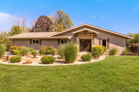 10438 N Lake Shr, Mequon, WI 53092