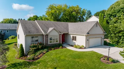 2707 Fox Hl, Waukesha, WI 53189