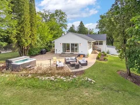 238 Castle, Fontana, WI 53125