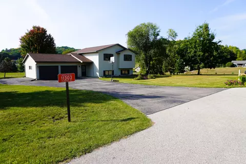 11303 Flagpole, Greenfield, WI 54660