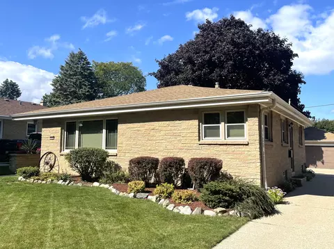522 E Norwich, Milwaukee, WI 53207
