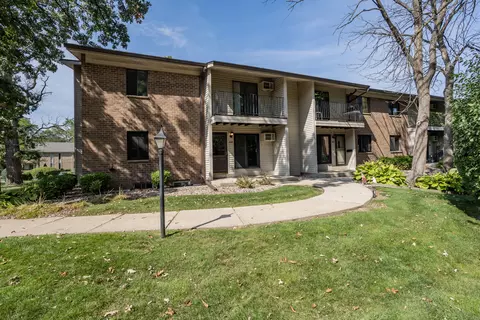 1698 S Carriage, New Berlin, WI 53151
