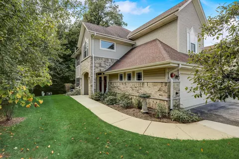 5373 W Cobblestone #B, Franklin, WI 53132