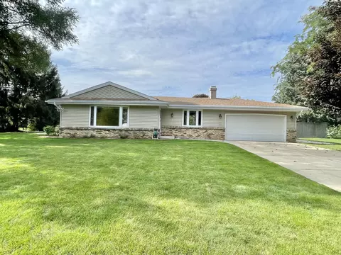 504 Fox Knl, Waterford, WI 53185