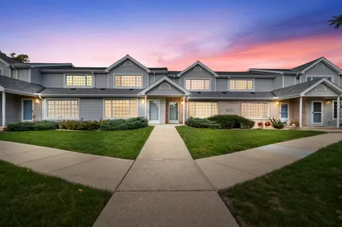 10320 Whitnall Edge #B, Franklin, WI 53132