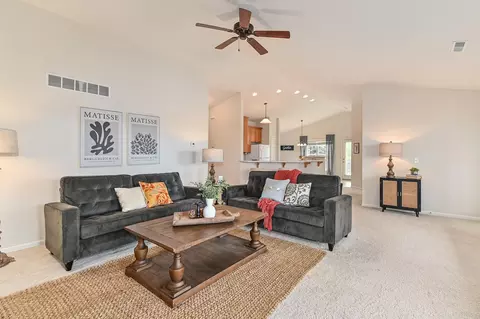 1203 Woodbury Cmns #B, Waukesha, WI 53189