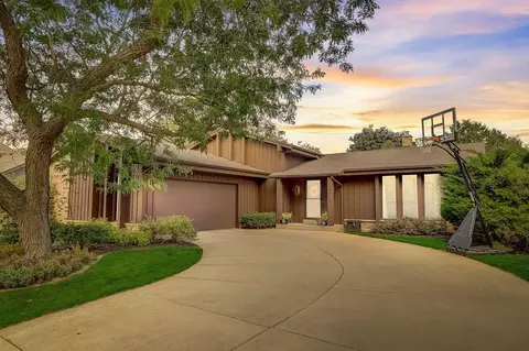 9710 S Shepard Hls, Oak Creek, WI 53154