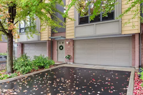 323 Mill Reserve, Waukesha, WI 53188