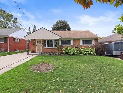 4109 S Swift, Saint Francis, WI 53235
