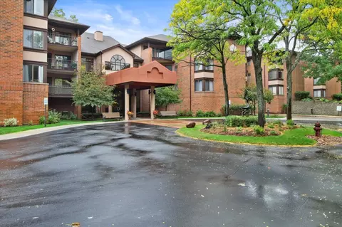1600 W Green Tree #308, Glendale, WI 53209