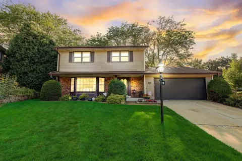 2221 Cottage, Waukesha, WI 53188