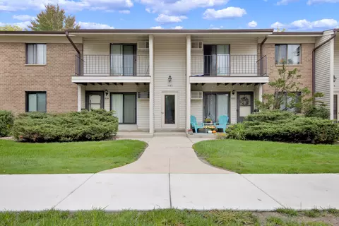 1660 S Carriage #C, New Berlin, WI 53151