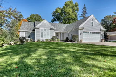 731 Amy Belle Lk, Hubertus, WI 53033