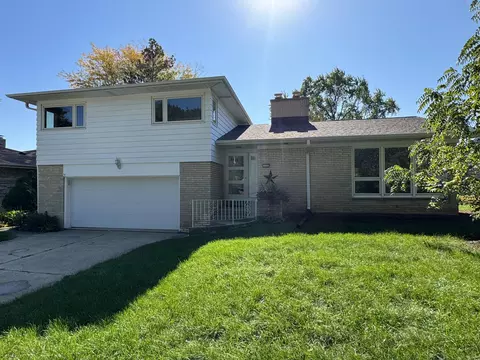 10221 W Park Rdg, Wauwatosa, WI 53222
