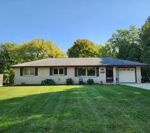 4049 Maple Grv, Hubertus, WI 53033