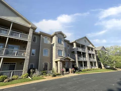 13070 W Bluemound #306, Elm Grove, WI 53122