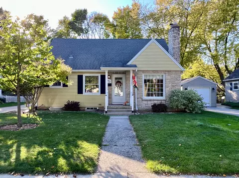 w63n387 Hillcrest, Cedarburg, WI 53012